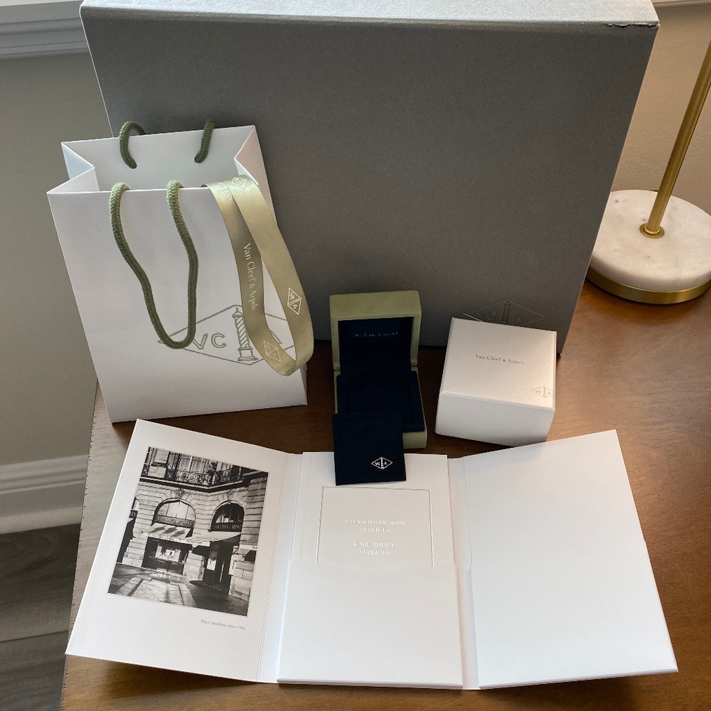 Van Cleef and Arpels packaging lot listing 4